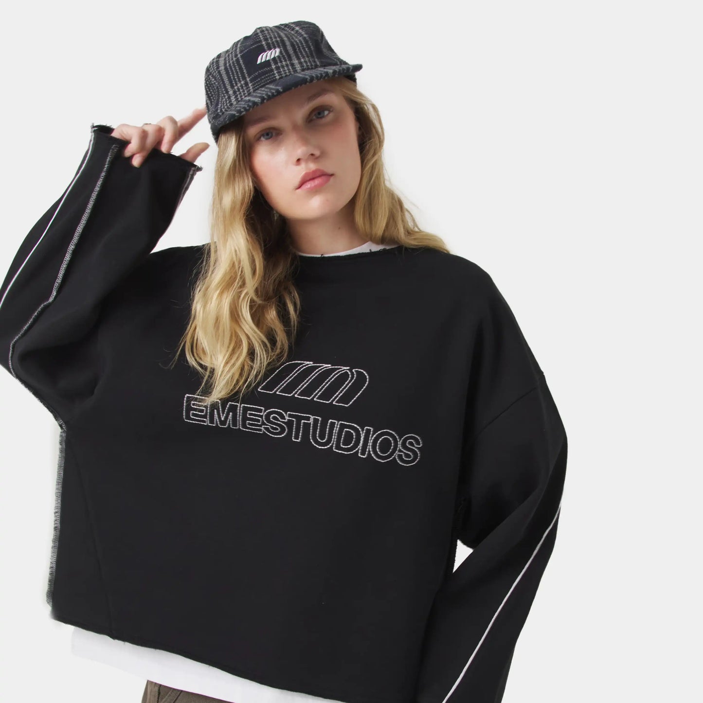 Poleron Eme Studios AFK Black Crewneck