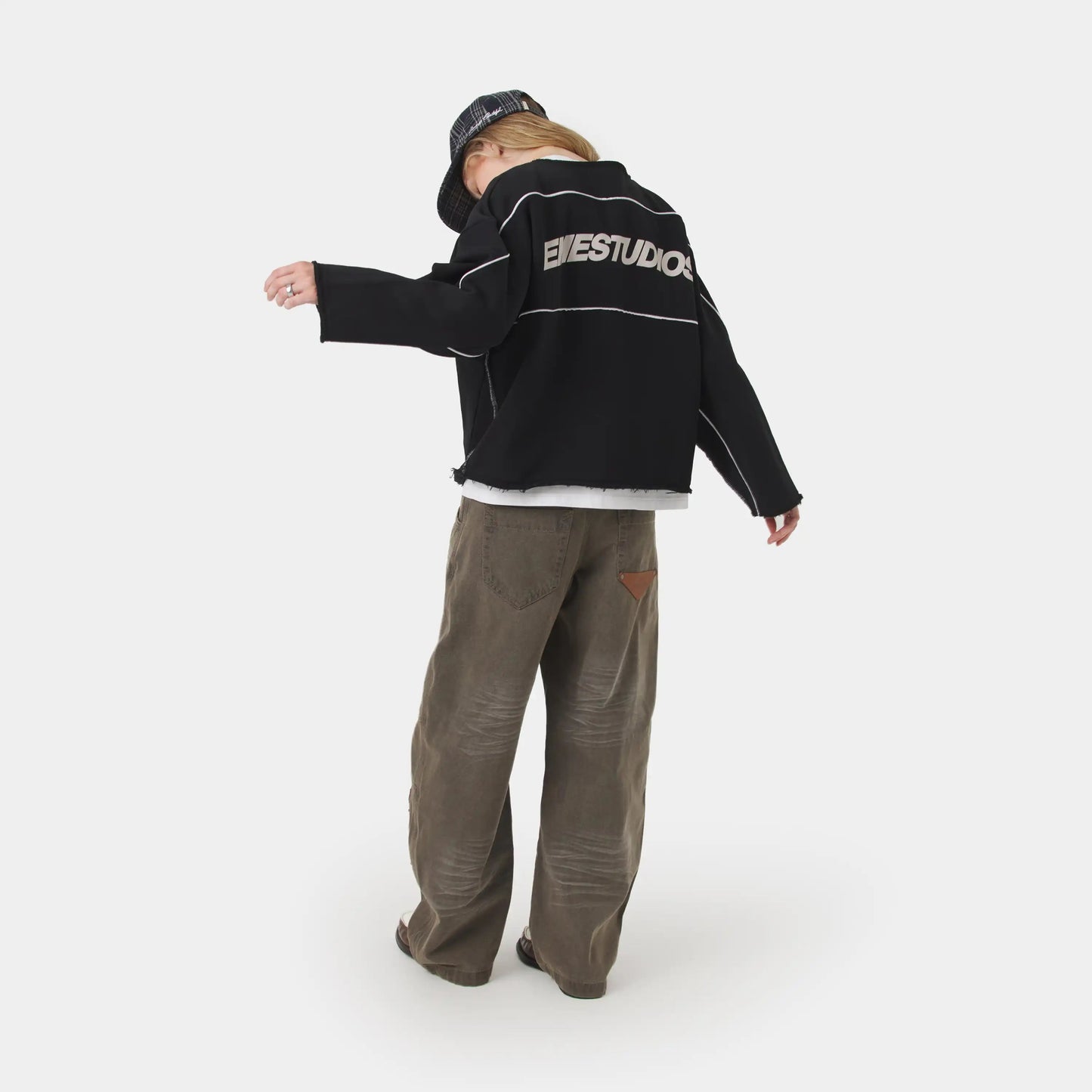 Poleron Eme Studios AFK Black Crewneck