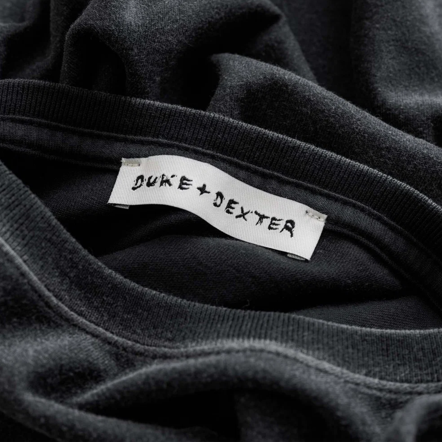 Polera Duke+Dexter NY Washed Black Pocket