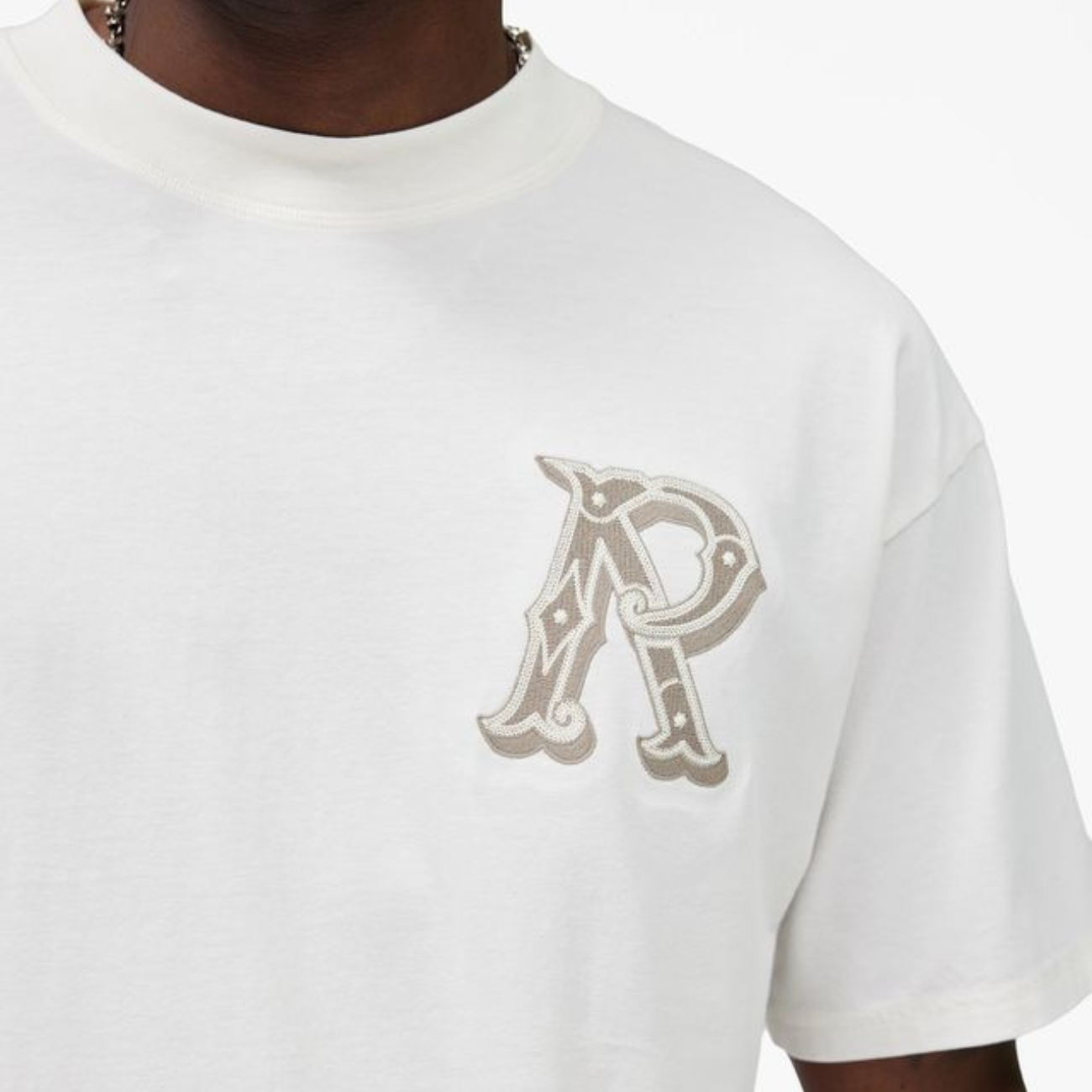 Polera Represent Western Initial Flat White